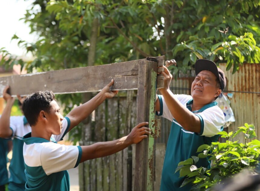 Kolaborasi PC Sambutan dan Samarinda Ilir, Warga LDII Gotong Royong Siapkan Lahan Parkir Masjid